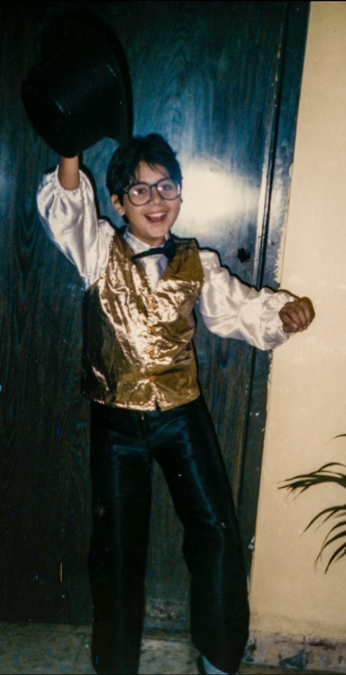 Víctor de niño, levantando un sombrero
