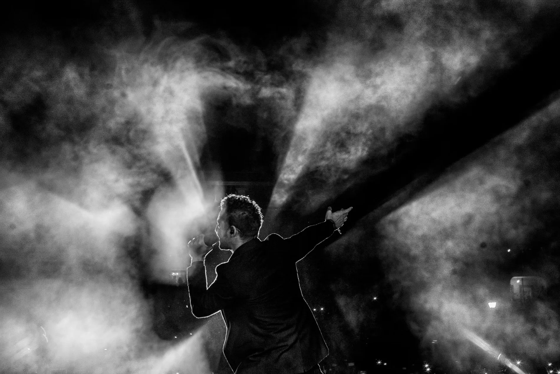 David Bisbal en un concierto entre luces y humo